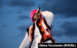 Лідер гурту Kalush Orchestra Олег Псюк на концерті у Стокгольмі, Швеція, 6 серпня 2022 року