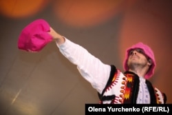 Лідер гурту Kalush Orchestra Олег Псюк на концерті у Стокгольмі, Швеція, 6 серпня 2022 року