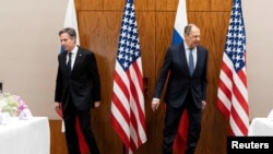 Держсекретар США Ентоні Блінкен (лі) та міністр закордонних справ Росії Сергій Лавров перед переговорами в Женеві 21 січня 2022 року