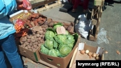 Продавці на ринку в Ялті стверджують, що овочі привезли з Херсона. Крим, 28 травня 2022 року