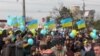 9 березня 2014 року біля пам&#39;ятника Тарасу Шевченку в Сімферополі зібралося близько тисячі людей з українськими прапорами, жовтими та блакитними повітряними кулями і з плакатами на підтримку України