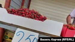 У Керчі продають черешню, привезену, як стверджують продавці, з Херсона. Керч, 31 травня 2022 року