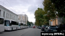 Автобуси для мобілізованих біля міського військкомату. Керч, 23 вересня 2022 року