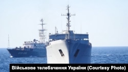 Розвідувальний корабель «Приазовье» проєкту «864» ЧФ Росії (на задньому плані), архівне фото