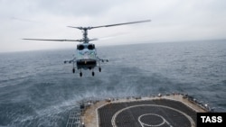 Гелікоптер Ка-29 в морі. Ілюстративне фото