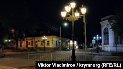 Сімферополь вечірній: порожніми вулицями у світлі ліхтарів (фотогалерея)