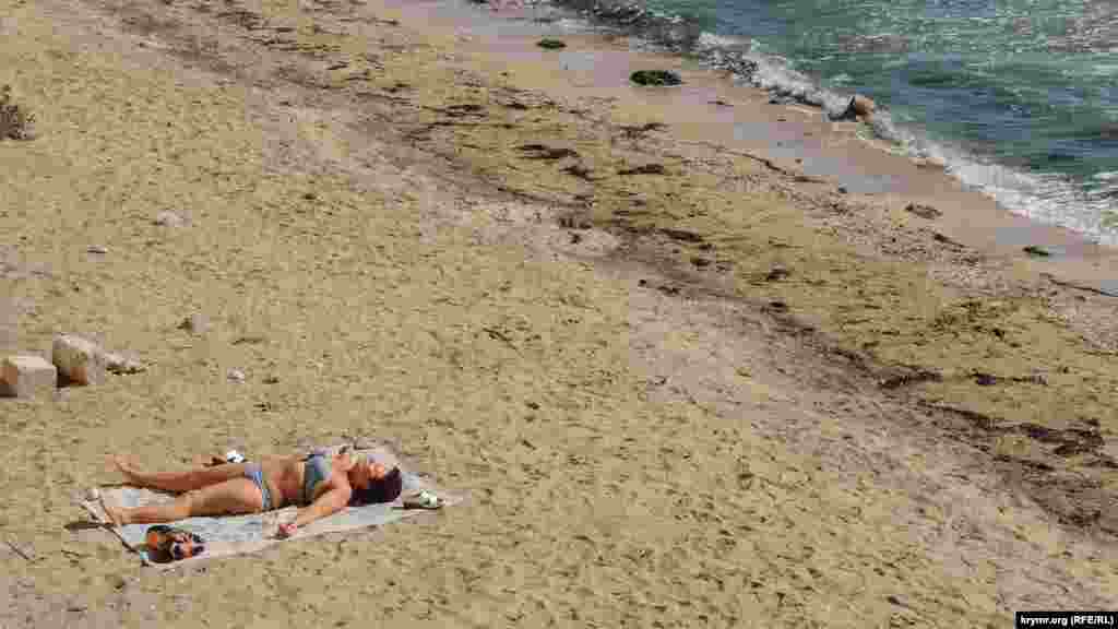 Незважаючи на руйнування, на Старокарантинський пляж досі приходять жителі Керчі, щоб насолодитися морським повітрям