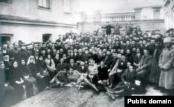 Делегати Першого Курултаю кримськотатарського народу. Бахчисарай, листопад 1917 року