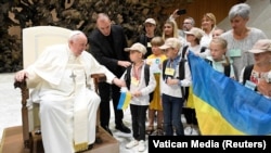 Папа Римський Франциск під час зустрічі з українськими біженцями в межах щотижневої загальної аудієнції. Ватикан, 24 серпня 2022 року 
