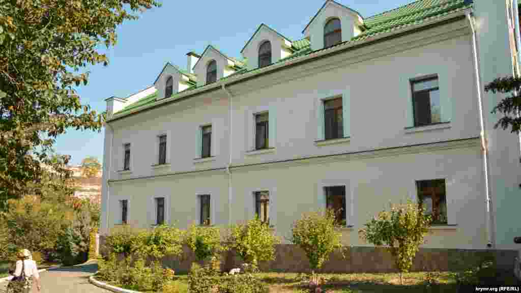 Монастирський гуртожиток-готель на території храму Святої Трійці