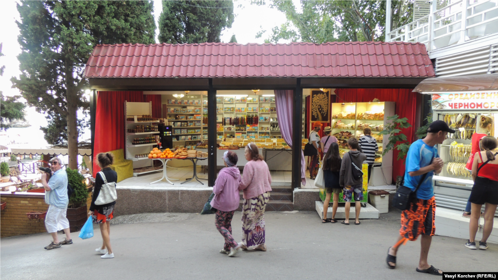Магазинчик із солодощами на набережній Гурзуфа приваблює не лише дітей, а й дорослих