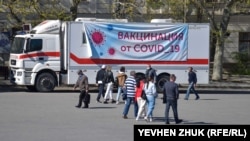 Мобільний пункт вакцинації від коронавірусу на площі Нахімова в Севастополі, травень 2021 року