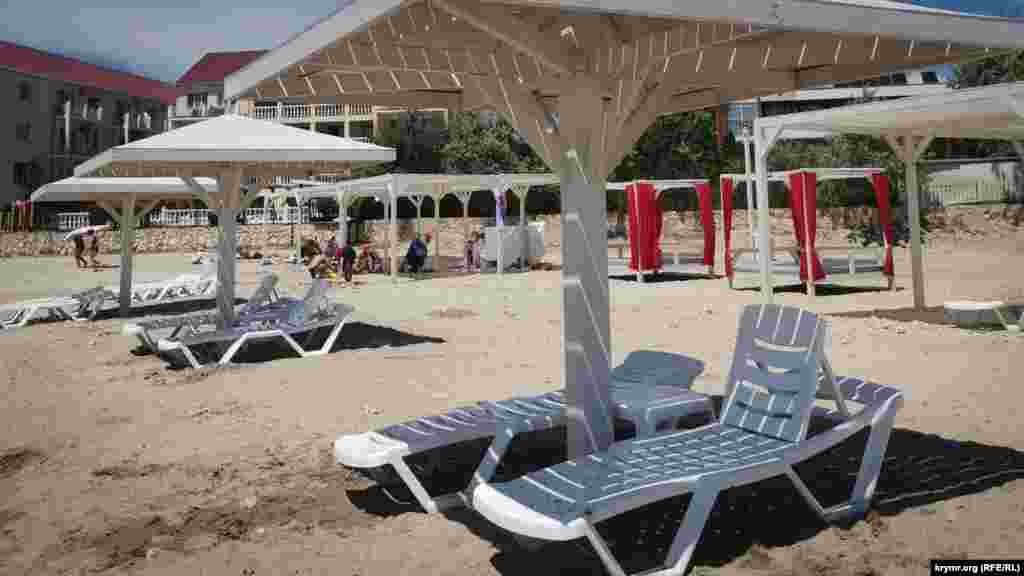 На пляжах уже можна орендувати інвентар для відпочинку. Як повідомляє кореспондент Крим.Реалії, рятувальників на березі поки немає