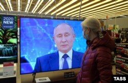 Демонстрація пресконференції президента Росії на телевізійному екрані в одному з торгових центрів Криму, 17 грудня 2020 року. Архівне фото