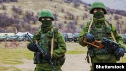 Російські військові без розпізнавальних знаків у селі Перевальному, 5 березня 2014 року