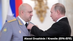 Генерал-полковник Сергій Суровікін і президент РФ Володимир Путін (праворуч)