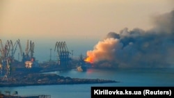 Пожежа в порту Бердянська після ураження українськими ракетами російських суден, березень 2022 року