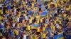Вболівальники української збірної під час матчу Україна-Північна Македонія. Бухарест, 17 червня 2021 року