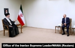 Верховний лідер Ірану аятола Алі Хаменеї (ліворуч) і президент Росії Володимир Путін на зустрічі в Тегерані 19 липня