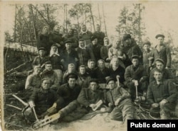 Бригада спецпоселенців кримських татар на лісоповалі. Марійська АРСР, ділянка 52, 1950 рік