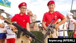 Два хлопчики з руху «Юнарамія» з російською стрілецькою зброєю на святкуванні Дня ВДВ у Севастополі, серпень 2019 року