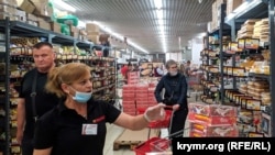 Покупці без масок у севастопольському супермаркеті, червень 2021 року