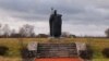 У липні 2021 року в Україні відзначають 330-річчя Петра Калнишевського. На фото – пам'ятник Калнишевському у Пустовійтівці Сумської області