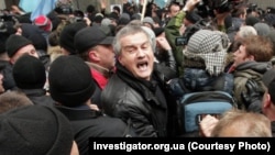 Сергій Аксенов (у центрі) на мітингу 26 лютого 2014 року в Сімферополі