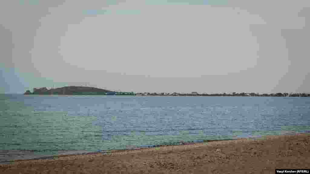 Дивлячись на спокійну гладь озера Чокрак, відчувається запах солі й дикого чебрецю