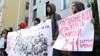 Активісти вишикувалися в лінію біля посольства Німеччини в Києві та розгорнули плакати