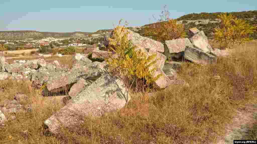 Біля фортеці на плато лежать величезні плити будівельного інкерманського каменю, які були забраковані і невикористані для будівництва