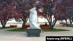 «Постріл у спину». Цей монумент встановили за ініціативи місцевих комуністів у вересні 2007 року