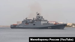 Корабель ЧФ РФ «Адмирал Макаров» на виході із Севастопольської бухти, квітень 2021 року