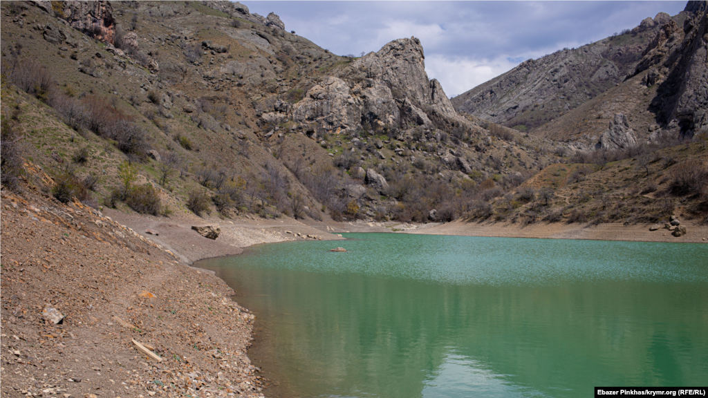 Озеро на тлі вершини Чок-Сари-Кая &ndash; перлина Арпату