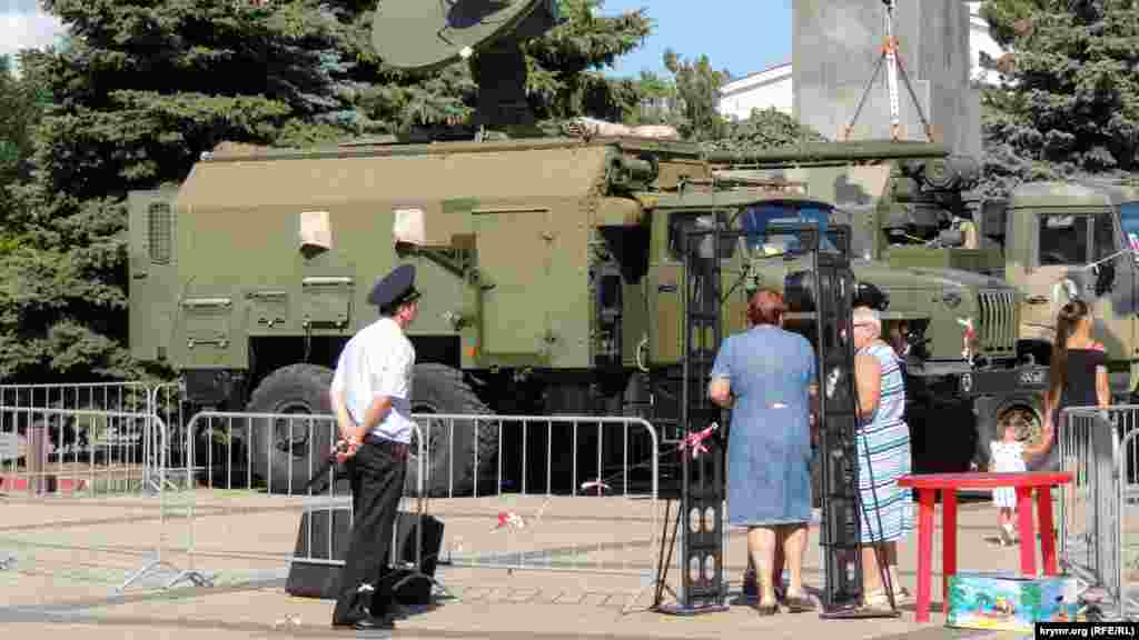 Вхід на виставку російської військової техніки на центральній площі ім. Леніна в Керчі здійснювали тільки через них