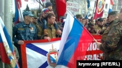Учасники загонів «самооборони Севастополя» у строю на вулиці Леніна. Севастополь, 23 лютого 2015 року