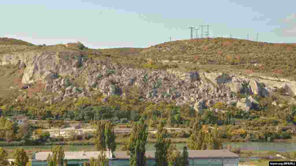 Руїни однієї з висот Сапун-гори (яку іноді називають Інкерманською), зруйнованої внаслідок потужного вибуху під час боїв Другої світової війни