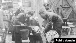 Співробітники ARA годують дітей під час голоду в Росії 1921-1922 рр.