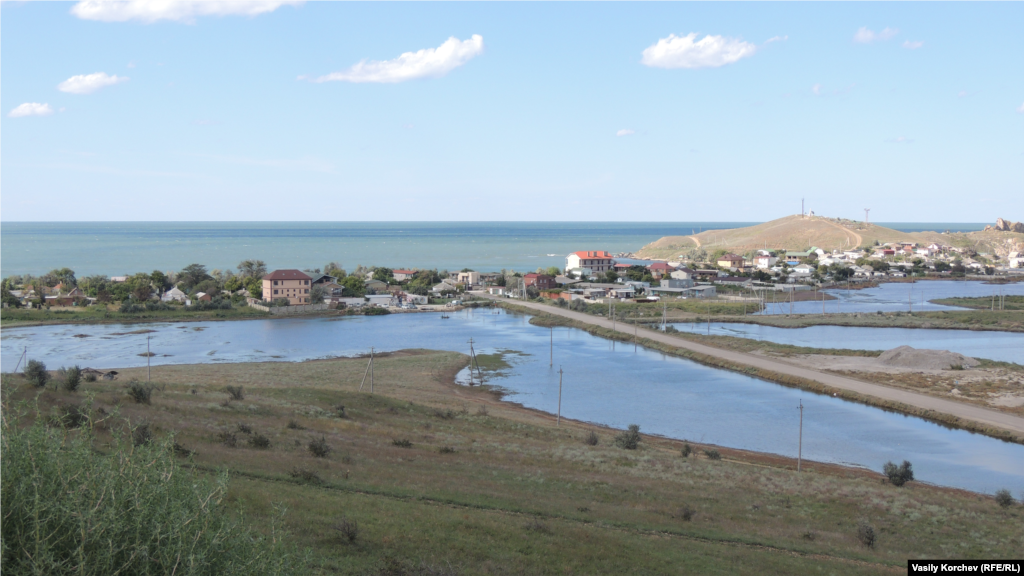 Саме село Курортне розташоване на півночі Керченського півострова, неподалік від Керчі