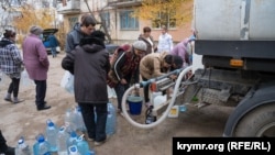 Кримчани у черзі за водою під час вододефіциту, грудень 2020 року