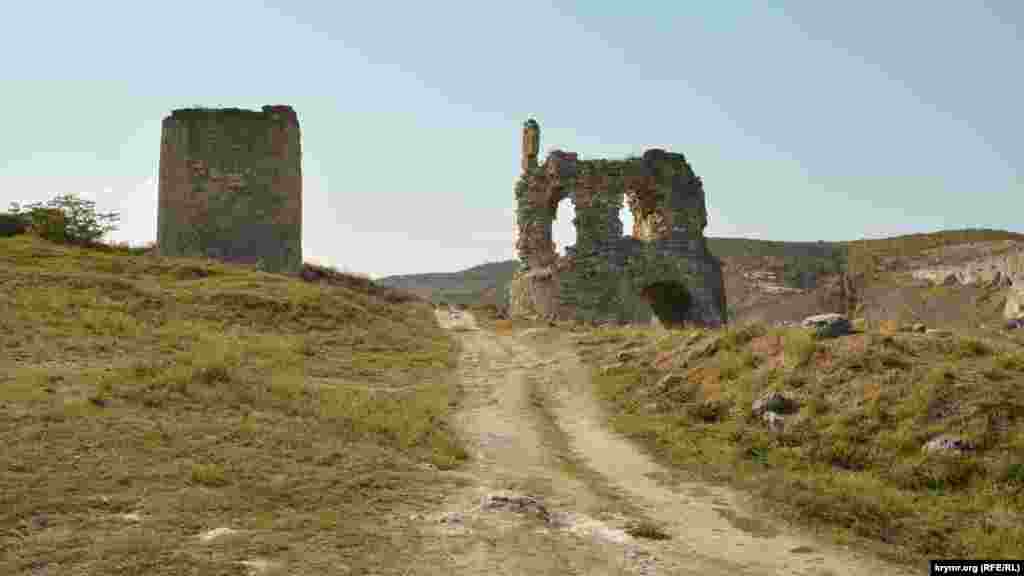 Вежі фортеці Каламіта з боку дороги, що спускається до монастиря