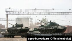 Танки Т-62 завантажуються на платформи для відправки у війська. Бурятія