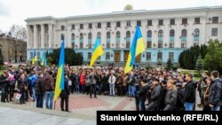 Акція «Євромайдан-Крим» перед будівлею Ради міністрів у Сімферополі