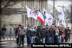 Проросійські активісти йдуть вулицею захопленого Росією Сімферополя, 27 лютого 2014 року