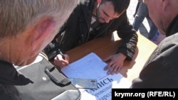 Запис до «Самооборони Криму» на центральній площі Сімферополя, 3 березня 2014 року