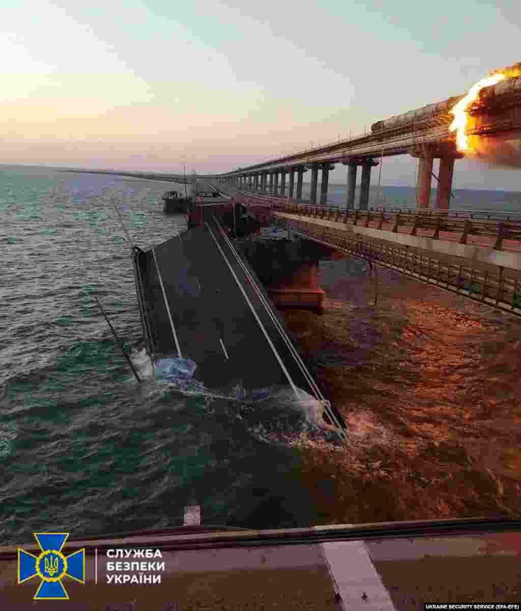За повідомленнями, автомобільний проліт Кримського мосту було зруйновано