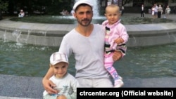 Кримськотатарський активіст Решат Ахметов із дітьми. Архівне фото