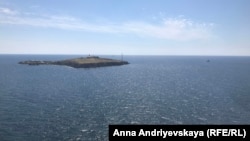 Острів Зміїний у Чорному морі, кадр з борту українського військового гелікоптера, серпень 2021 року