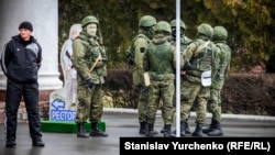 Озброєні російські військові без розпізнавальних знаків в аеропорту Сімферополя, 28 лютого 2014 року