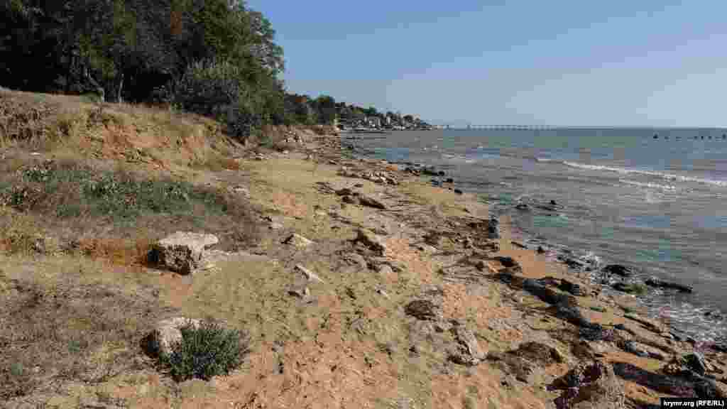 Уся пляжна смуга &ndash; в уламках каменів, які колись були частиною сходів і підпірної стінки